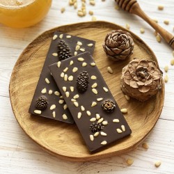 Горький шоколад на меду с сосновыми шишками и кедровым орехом